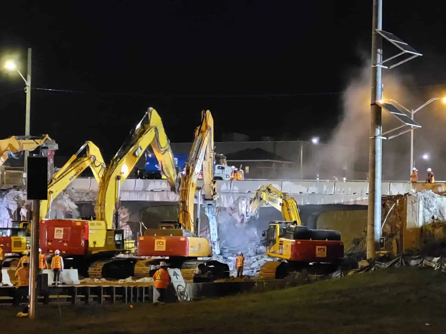 Highway 401 was closed in both directions between Simcoe and Drew Streets last night for the demolition of the Albert Street underpass bridge.