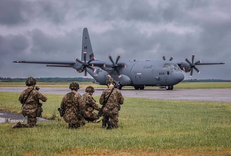 The Queen’s Own Rifles joined with the Ontario Regiment last month for ‘Exercise Paratus Rendezvous’ at the Oshawa Executive Airport.